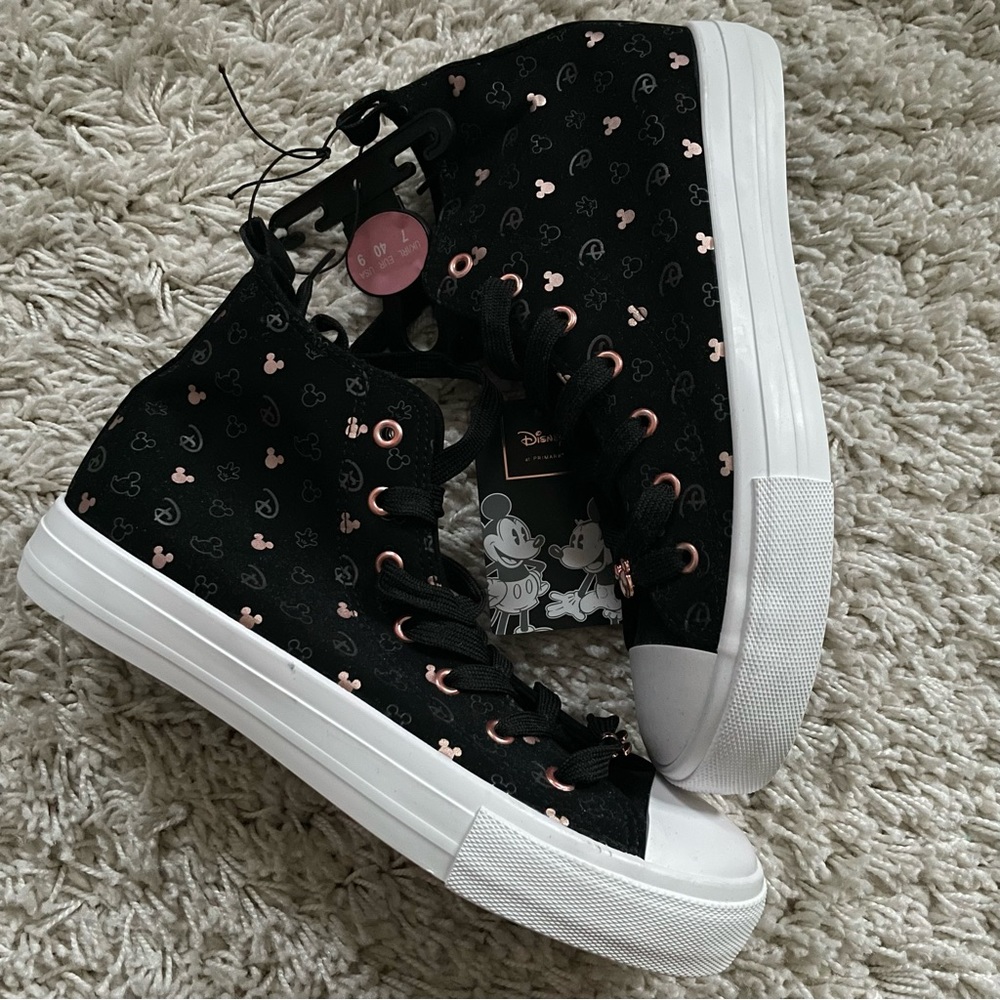 NWT - DINSEY HIGH TOP SNEAKERS - SIZE 9W
